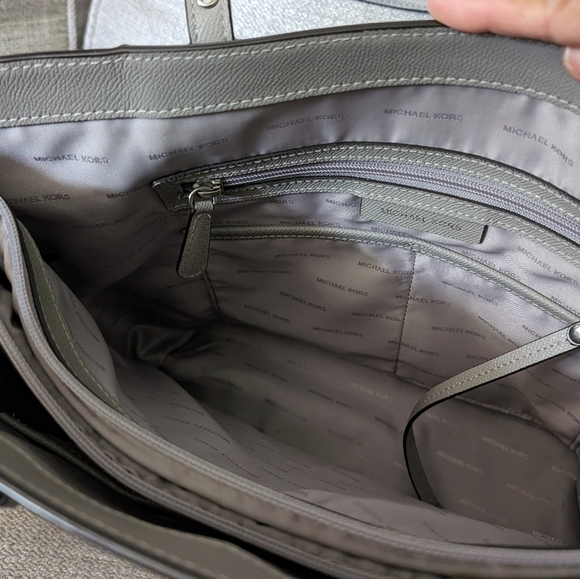 Michael Kors Voyager East West Crossgrain Leather Tote - Picture 10 of 11